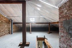 In een rustige en aangename woonwijk in het hart van Drongen bevindt zich deze charmante halfopen bebouwing uit de jaren 70. 
De woning combineert ee...