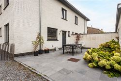 In een rustige en aangename woonwijk in het hart van Drongen bevindt zich deze charmante halfopen bebouwing uit de jaren 70. 
De woning combineert ee...