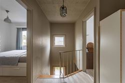 In een rustige en aangename woonwijk in het hart van Drongen bevindt zich deze charmante halfopen bebouwing uit de jaren 70. 
De woning combineert ee...