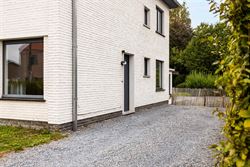 In een rustige en aangename woonwijk in het hart van Drongen bevindt zich deze charmante halfopen bebouwing uit de jaren 70. 
De woning combineert ee...