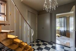 In een rustige en aangename woonwijk in het hart van Drongen bevindt zich deze charmante halfopen bebouwing uit de jaren 70. 
De woning combineert ee...