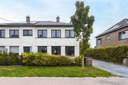 In een rustige en aangename woonwijk in het hart van Drongen bevindt zich deze charmante halfopen bebouwing uit de jaren 70. 
De woning combineert ee...