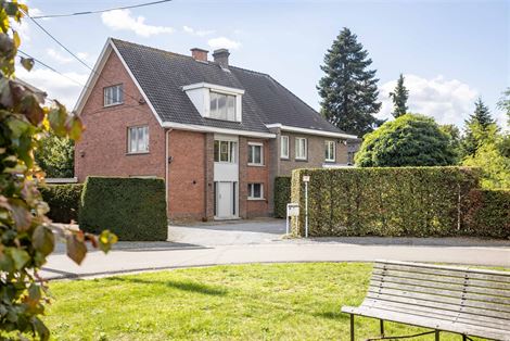 In een rustige, doodlopende straat in het groene Destelbergen vinden we deze stevige halfopen woning met een zuidgerichte tuin die tal van mogelijkhed...