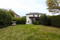 In een rustige en aangename woonwijk in het hart van Drongen bevindt zich deze charmante halfopen bebouwing uit de jaren 70. 
De woning combineert ee...