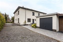 In een rustige en aangename woonwijk in het hart van Drongen bevindt zich deze charmante halfopen bebouwing uit de jaren 70. 
De woning combineert ee...