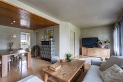 In een rustige en aangename woonwijk in het hart van Drongen bevindt zich deze charmante halfopen bebouwing uit de jaren 70. 
De woning combineert ee...