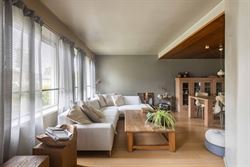 In een rustige en aangename woonwijk in het hart van Drongen bevindt zich deze charmante halfopen bebouwing uit de jaren 70. 
De woning combineert ee...