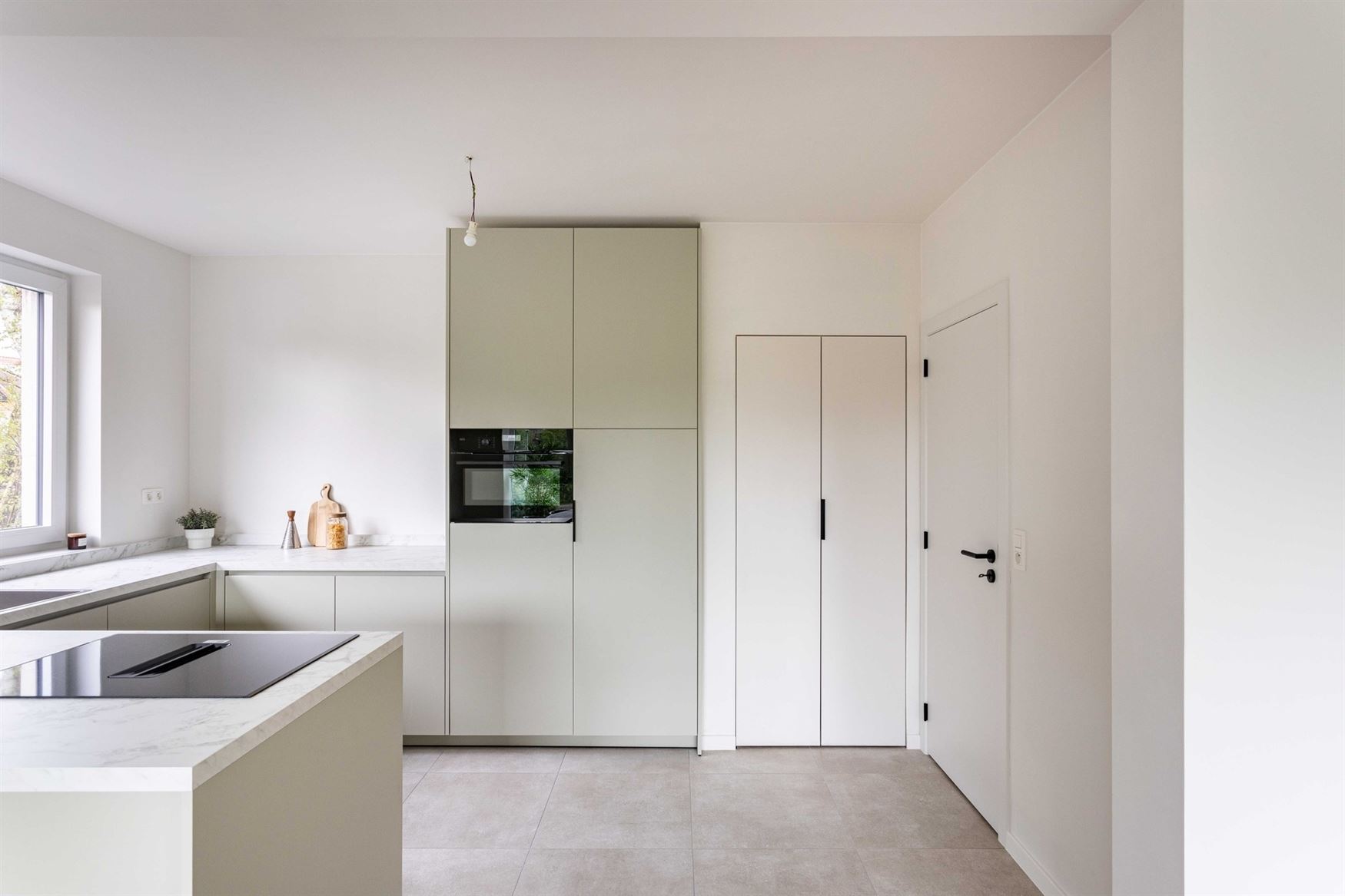 Instapklaar en lichtrijk wonen aan een groen plein in Sint-Amandsberg. Dit gerenoveerde modelappartement van 115 m² combineert ruimte, licht en een r...