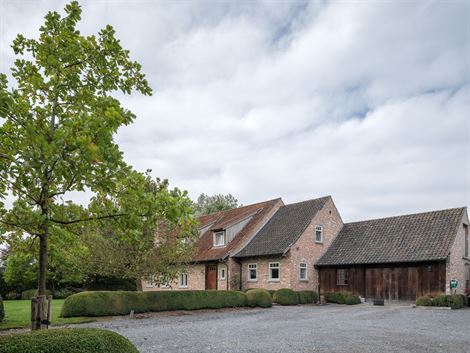 Op een rustige ligging in Waarschoot bevindt zich deze unieke, karaktervolle woning, gebouwd met een uitzonderlijke aandacht voor authenticiteit, kwal...