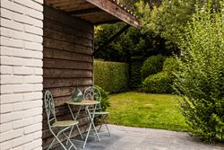 In een rustige en aangename woonwijk in het hart van Drongen bevindt zich deze charmante halfopen bebouwing uit de jaren 70. 
De woning combineert ee...