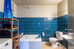 In een rustige en aangename woonwijk in het hart van Drongen bevindt zich deze charmante halfopen bebouwing uit de jaren 70. 
De woning combineert ee...