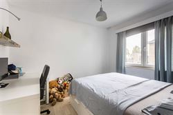 In een rustige en aangename woonwijk in het hart van Drongen bevindt zich deze charmante halfopen bebouwing uit de jaren 70. 
De woning combineert ee...