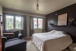 In een rustige en aangename woonwijk in het hart van Drongen bevindt zich deze charmante halfopen bebouwing uit de jaren 70. 
De woning combineert ee...