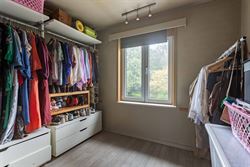 In een rustige en aangename woonwijk in het hart van Drongen bevindt zich deze charmante halfopen bebouwing uit de jaren 70. 
De woning combineert ee...