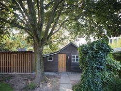 In een rustige, residentiële straat vind je deze perfect onderhouden woning uit 1977. 
Sinds de bouw werd deze met zorg bewoond door de eerste eigen...