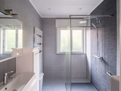 In een rustige, residentiële straat vind je deze perfect onderhouden woning uit 1977. 
Sinds de bouw werd deze met zorg bewoond door de eerste eigen...