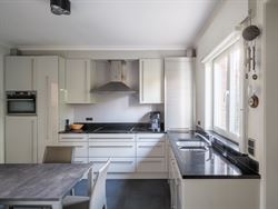 In een rustige, residentiële straat vind je deze perfect onderhouden woning uit 1977. 
Sinds de bouw werd deze met zorg bewoond door de eerste eigen...