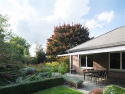 In een rustige, residentiële straat vind je deze perfect onderhouden woning uit 1977. 
Sinds de bouw werd deze met zorg bewoond door de eerste eigen...