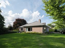 In een rustige, residentiële straat vind je deze perfect onderhouden woning uit 1977. 
Sinds de bouw werd deze met zorg bewoond door de eerste eigen...