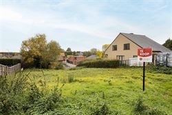In een rustige, charmante straat in Hillegem (Diepestraat), op wandelafstand van de dorpskern en de kerk, vind je dit prachtig perceel bouwgrond van 7...