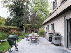 Op zoek naar een woning die ruimte, comfort en flexibiliteit combineert? Deze open bebouwing op het rustige Hemingplein in Sint-Denijs-Westrem is voor...