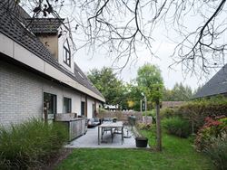 Op zoek naar een woning die ruimte, comfort en flexibiliteit combineert? Deze open bebouwing op het rustige Hemingplein in Sint-Denijs-Westrem is voor...