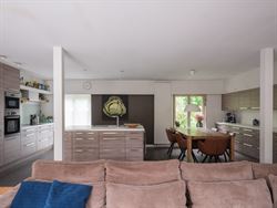 Op zoek naar een woning die ruimte, comfort en flexibiliteit combineert? Deze open bebouwing op het rustige Hemingplein in Sint-Denijs-Westrem is voor...