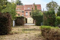 In een levendige en goed bereikbare buurt van Sint-Amandsberg vind je deze verrassend ruime gesloten bebouwing boordevol karakter. De woning uit de ja...