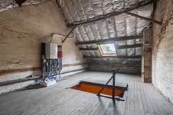 In een levendige en goed bereikbare buurt van Sint-Amandsberg vind je deze verrassend ruime gesloten bebouwing boordevol karakter. De woning uit de ja...