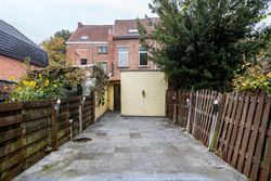 In een levendige en goed bereikbare buurt van Sint-Amandsberg vind je deze verrassend ruime gesloten bebouwing boordevol karakter. De woning uit de ja...