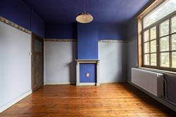 In een levendige en goed bereikbare buurt van Sint-Amandsberg vind je deze verrassend ruime gesloten bebouwing boordevol karakter. De woning uit de ja...