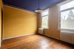 In een levendige en goed bereikbare buurt van Sint-Amandsberg vind je deze verrassend ruime gesloten bebouwing boordevol karakter. De woning uit de ja...