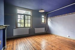 In een levendige en goed bereikbare buurt van Sint-Amandsberg vind je deze verrassend ruime gesloten bebouwing boordevol karakter. De woning uit de ja...