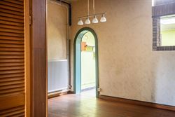 In een levendige en goed bereikbare buurt van Sint-Amandsberg vind je deze verrassend ruime gesloten bebouwing boordevol karakter. De woning uit de ja...