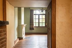 In een levendige en goed bereikbare buurt van Sint-Amandsberg vind je deze verrassend ruime gesloten bebouwing boordevol karakter. De woning uit de ja...