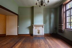In een levendige en goed bereikbare buurt van Sint-Amandsberg vind je deze verrassend ruime gesloten bebouwing boordevol karakter. De woning uit de ja...