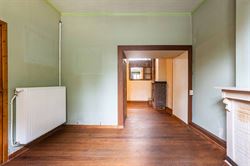 In een levendige en goed bereikbare buurt van Sint-Amandsberg vind je deze verrassend ruime gesloten bebouwing boordevol karakter. De woning uit de ja...