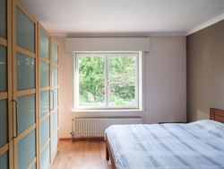 In een rustige, residentiële straat vind je deze perfect onderhouden woning uit 1977. 
Sinds de bouw werd deze met zorg bewoond door de eerste eigen...