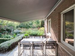 In een rustige, residentiële straat vind je deze perfect onderhouden woning uit 1977. 
Sinds de bouw werd deze met zorg bewoond door de eerste eigen...