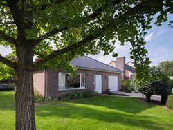 In een rustige, residentiële straat vind je deze perfect onderhouden woning uit 1977. 
Sinds de bouw werd deze met zorg bewoond door de eerste eigen...