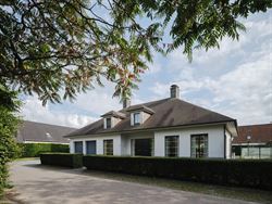 Zon, ruimte en privacy in een doodlopend straatje nabij het centrum.
In een rustige, residentiële buurt van Merendree, vlakbij het centrum maar toch...