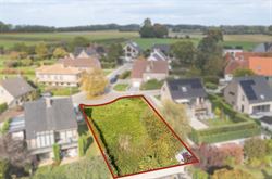 In een rustige, charmante straat in Hillegem (Diepestraat), op wandelafstand van de dorpskern en de kerk, vind je dit prachtig perceel bouwgrond van 7...