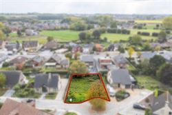In een rustige, charmante straat in Hillegem (Diepestraat), op wandelafstand van de dorpskern en de kerk, vind je dit prachtig perceel bouwgrond van 7...