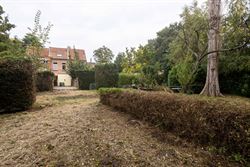 In een levendige en goed bereikbare buurt van Sint-Amandsberg vind je deze verrassend ruime gesloten bebouwing boordevol karakter. De woning uit de ja...