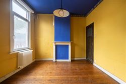 In een levendige en goed bereikbare buurt van Sint-Amandsberg vind je deze verrassend ruime gesloten bebouwing boordevol karakter. De woning uit de ja...