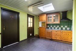 In een levendige en goed bereikbare buurt van Sint-Amandsberg vind je deze verrassend ruime gesloten bebouwing boordevol karakter. De woning uit de ja...