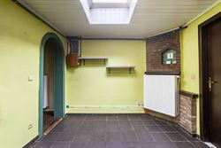 In een levendige en goed bereikbare buurt van Sint-Amandsberg vind je deze verrassend ruime gesloten bebouwing boordevol karakter. De woning uit de ja...