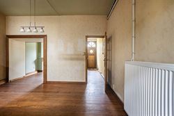 In een levendige en goed bereikbare buurt van Sint-Amandsberg vind je deze verrassend ruime gesloten bebouwing boordevol karakter. De woning uit de ja...