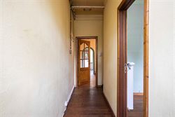 In een levendige en goed bereikbare buurt van Sint-Amandsberg vind je deze verrassend ruime gesloten bebouwing boordevol karakter. De woning uit de ja...