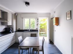 In een rustige, residentiële straat vind je deze perfect onderhouden woning uit 1977. 
Sinds de bouw werd deze met zorg bewoond door de eerste eigen...